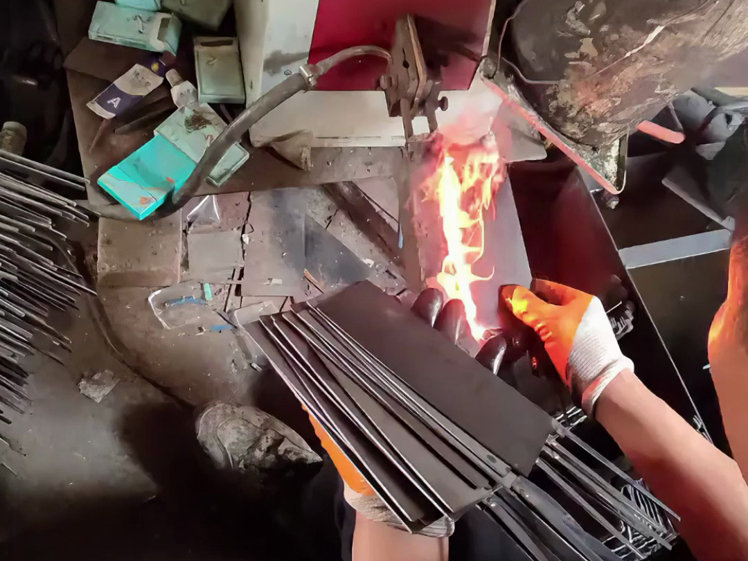 哪怕是廉價(jià)的菜刀,它也會經(jīng)過淬火熱處理工藝