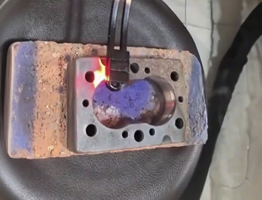 你以為金屬熱處理很復(fù)雜?金屬表面熱處理新境界!手持高頻加熱機(jī)這款設(shè)備讓一切變得簡單