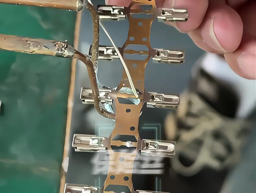 工人如何用超高頻焊接機(jī)完成保險(xiǎn)絲焊接？高清畫面展示全過程！