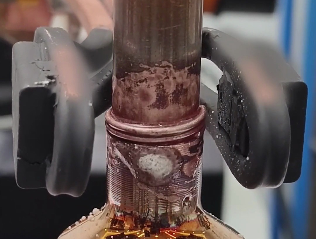 機(jī)械手帶動手持式高頻焊機(jī)左扭右擰，這樣焊接銅管效果更均勻