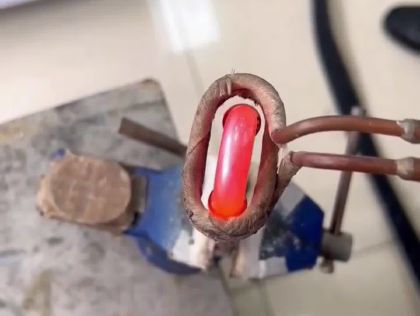 通電即用的智能手持式高頻焊接機(jī),冷凝器銅管焊接全過程展示!