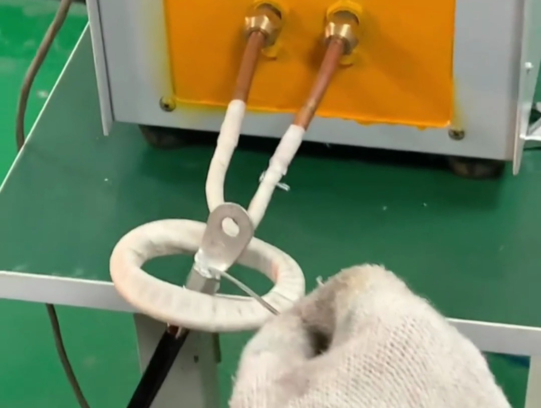 高頻感應(yīng)加熱設(shè)備助力線束端子焊接工藝升級(jí)！高精度高效率，工作質(zhì)量有保障