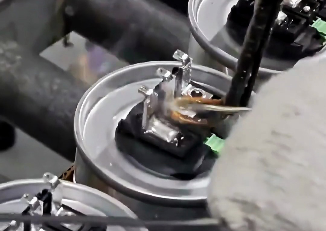 無虛焊、不連錫!焊錫填充的完美操作,這就是手持式高頻焊機(jī)