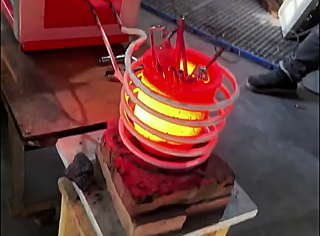 做廢品回收的老哥們都在夸!這臺小型高頻熔煉爐真能多賺錢!