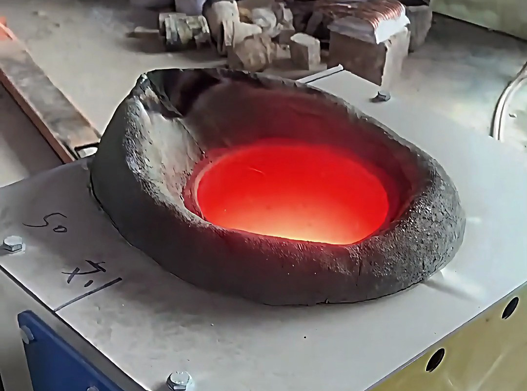 中頻熔煉爐廠家,支持20-250公斤常見的金銀銅鐵鋁鋼合金金屬熔煉爐定制