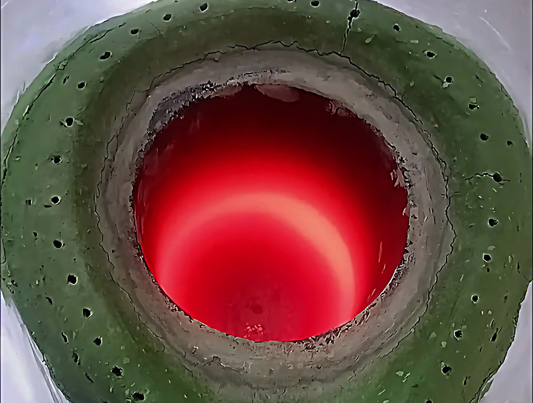 20公斤中頻熔煉爐,采用380V供電,可熔煉金銀銅鐵鋁合金等金屬材料