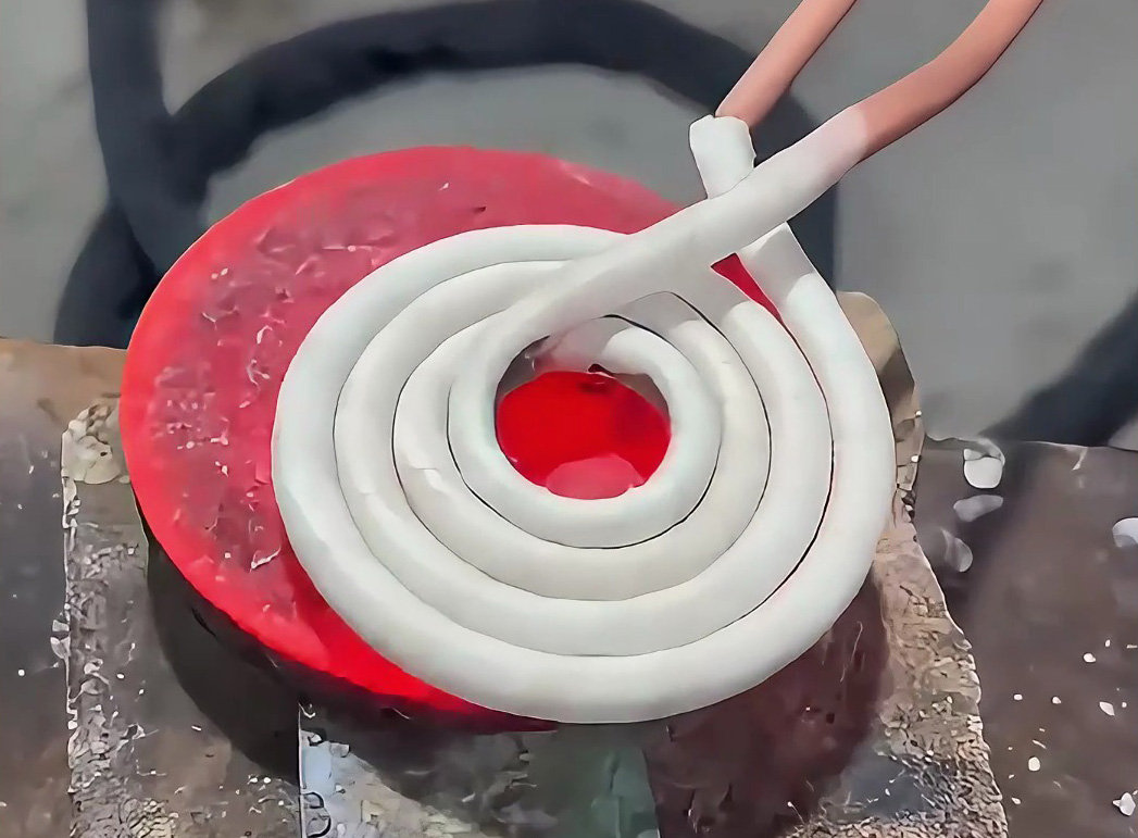 平面加熱的難題可不少。別愁，海拓手持式高頻加熱機(jī)來救場