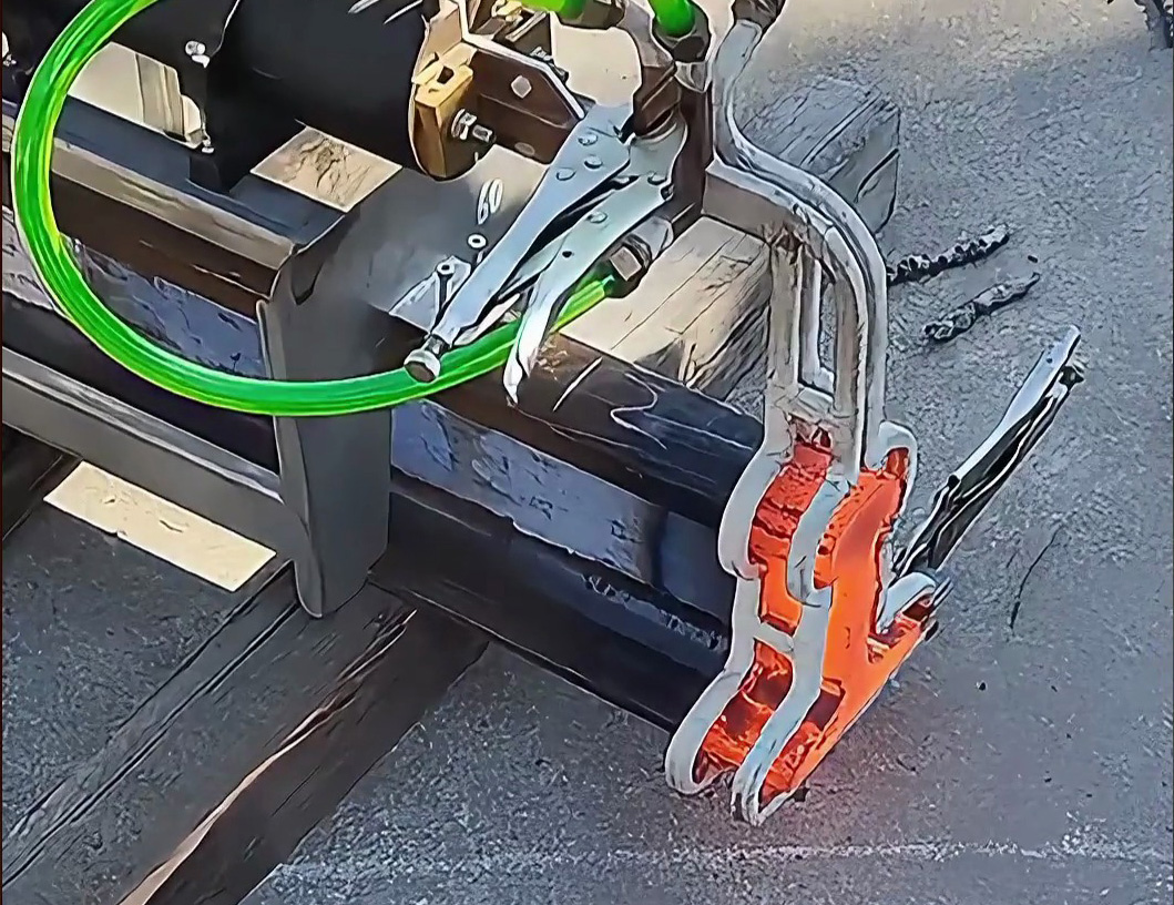 中頻感應加熱設備在鐵路行業的應用，軌道鋼正火改變鋼軌性能！